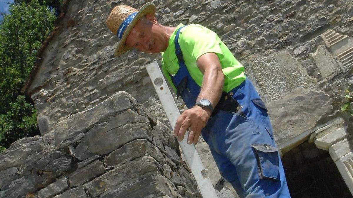 Roland Sandrisser vom Bauhof Feldkirchen legt bei den Arbeiten Hand an. Die Sanierung ist voll im Gange 