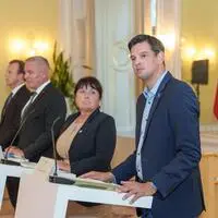 Landesrat Hannes Amesbauer (FPÖ), LH-Stv. Manuela Khom (ÖVP), LH Mario Kunasek (FP) und Landesrat Karlheinz Kornhäusl (VP) wollen 2026 die Sozialunterstützung umstellen (v. r.)