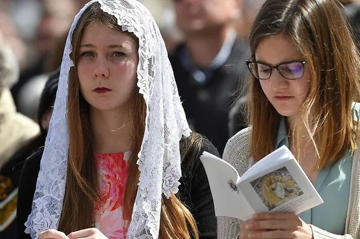 Gläubige folgen der Zeremonie und beten ...