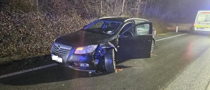 An den Unfallfahrzeugen entstand ein erheblicher Sachschaden, die Fahrzeuginsassen blieben unverletzt