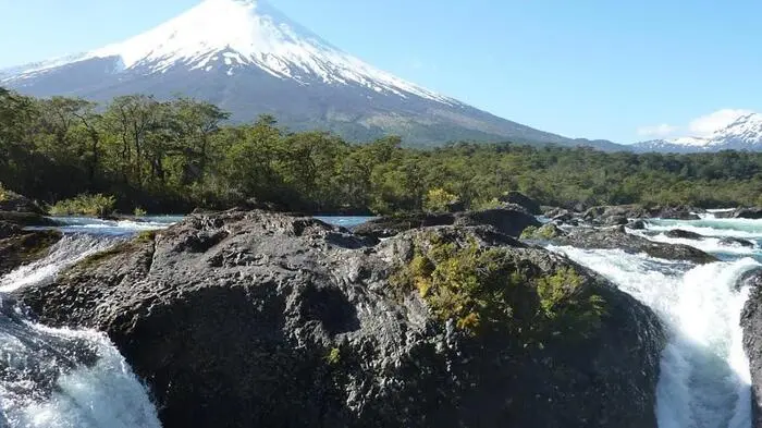 Chile: Im Land der Mapuche in den südamerikanischen Nationalparks. Die Mietwagenrundreise führt durch das mystische Land der Araukaner, auch bekannt als Mapuche-Indianer. Im Nationalpark Conguillío beeindrucken mehrere Gebirgsseen: Am bekanntesten sind hier der Lago Conguillío und die Laguna Verde. Erst seit 1994 existiert die Laguna Arco Iris, als bei einem Ausbruch des Vulkans Llaima ein Lavadamm entstand und den See aufstaute. Die beste Reisezeit ist von Oktober bis Mai.
