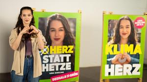 Spitzenkandidatin Lena Schilling bei der Plakatpräsentation zur EU-Wahl in Wien.