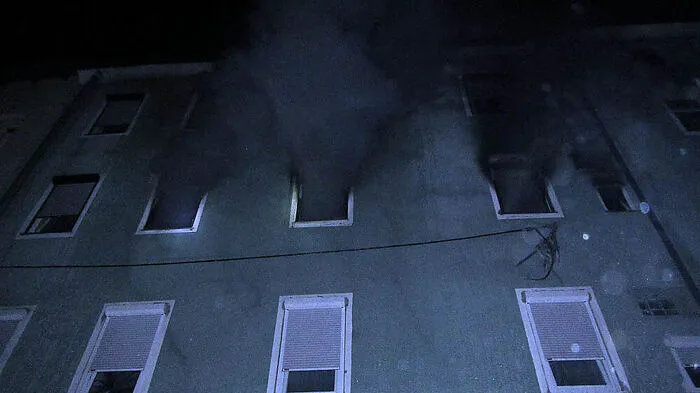 Die Bewohner in den oberen Geschoßen waren von den Flammen und dem Rauch eingeschlossen