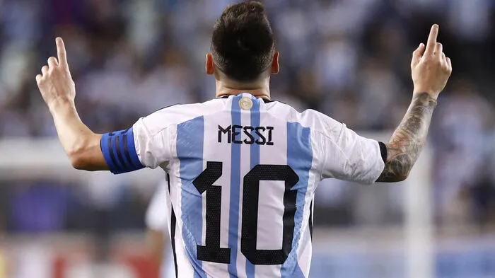 Sieben Ballon d'Or, zweimal Weltfußballer, vier Champions-League-Titel, zehnmal spanischer Meister, einmal Copa America und jetzt geht der Argentinier auch noch als (Mit)-Favorit in die WM in Katar.