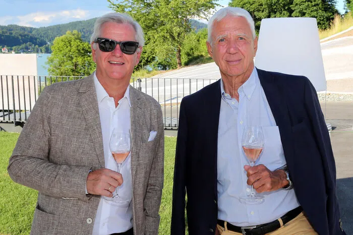 Filmer Klaus Graf mit Burgherr Alfred Riedl