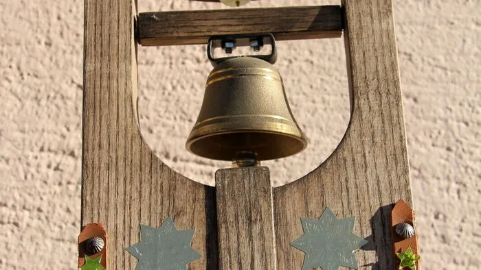 Das Klöckeln ist ein alter Heischebrauch, durch den die Bewohner des Dorfes in der Adventzeit auf die nötige Einkehr und Besinnung hingewiesen werden. Das Wort "Klöckeln" wird vom Wort "Klopfen" abgeleitet.