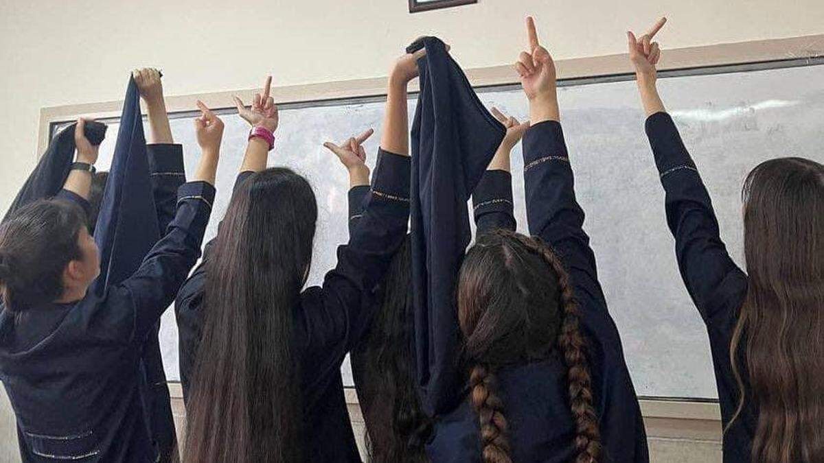 Mädchen lehnen sich gegen das Regime auf
