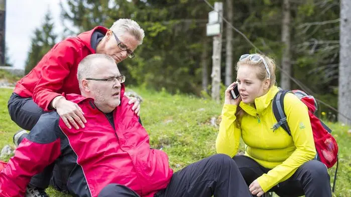 Bei stechendem Schmerz in der Brust Ruhe bewahren, dem Patienten beim Atmen unterstützen und sofort den Notruf wählen