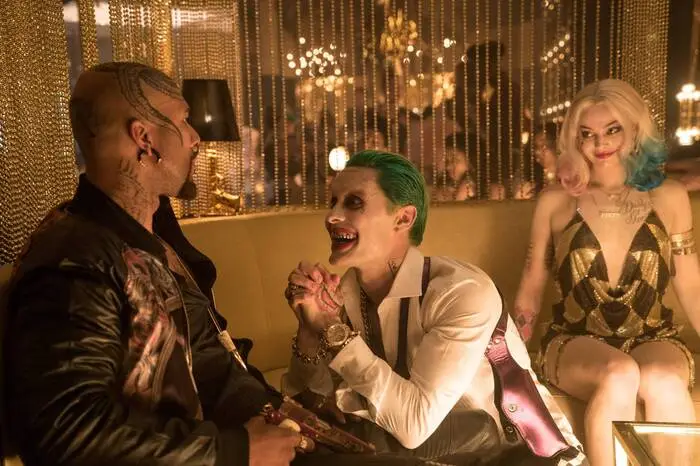 Der Eindruck täuscht: Der Joker (diesmal von Jared Leto in "Suicide Squad" gespielt) neigt nicht dazu, ein Bittsteller zu sein.