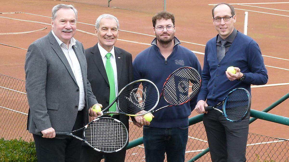 Hans Straßegger, Rudolf Steiner (Tennisverband), Trainer Lukas Labitsch und Christian Mayer (v. l.) haben konkrete Pläne für das Areal