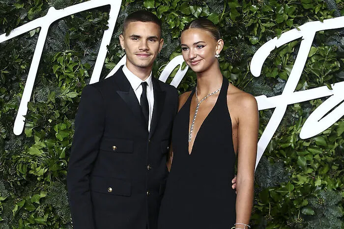 Romeo Beckham feiert mit seiner Freundin Mia Regan ein Debüt am Roten Teppich. Beckham ist der Sohn von Ex-Fußballer David Beckham und Sängerin Victoria Beckham (Spice Girls).