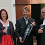 Bürgermeisterin Michaela Oberlassnig, Winzer Walter Skoff und Pfarrer Michael Guttner 