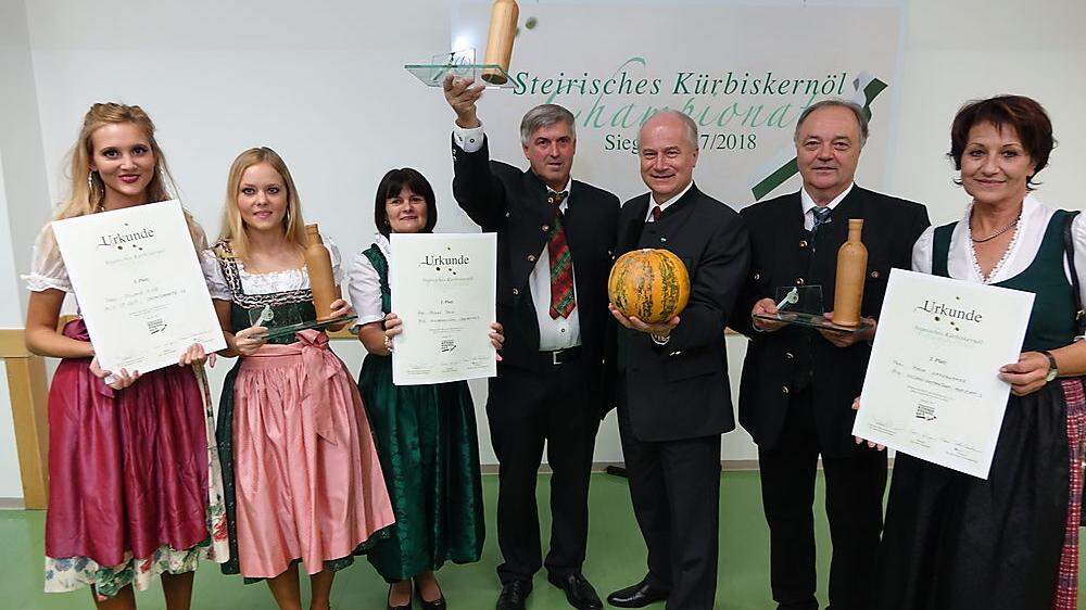 Landesrat Johann Seitinger gratulierte den Kernöl-Champions: Eva und Martina Huss aus St. Veit in der Südsteiermark (3. Platz), Silvia und Hubert Feirer aus Allerheiligen bei Wildon (1. Platz), Maria und Franz Wankhammer (3. Platz, von links)
