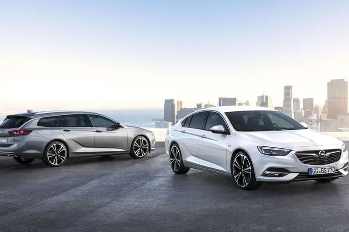Natürlich teilt sich der Insignia Sports Tourer die komplette Technik mit dem gerade erst lancierten Insignia Grand Sport. Die komplett neu entwickelte Plattform bietet Leckerbissen wie Torque Vectoring in Verbindung mit Allradantrieb und ein adaptives Fahrwerk namens Flexride, das in drei Stufen (Standard, Tour, Sport) den persönlichen Vorlieben angepasst werden kann.