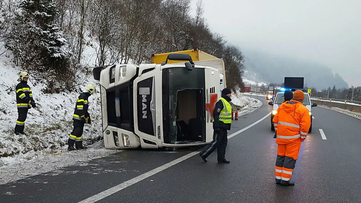 Lkw kippte auf der A9 bei Wald am Schoberpass um