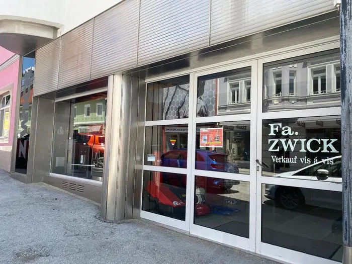 Die Ofen- und Herdeausstellung gegenüber der Eisenhandlung