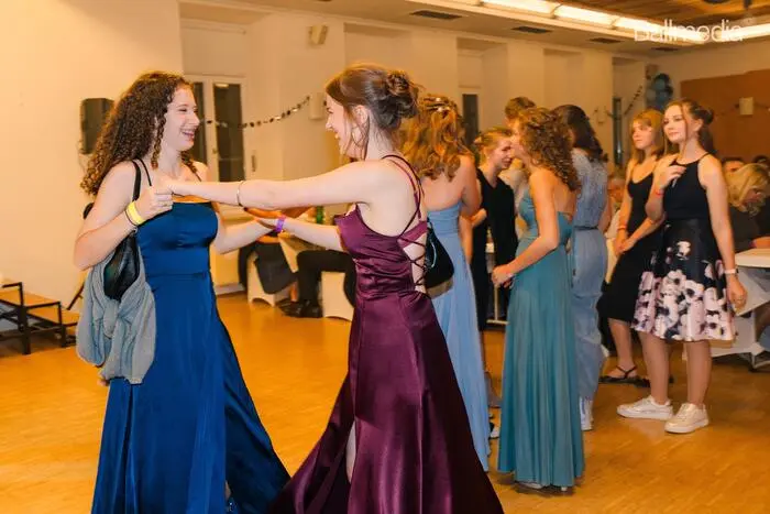 Schicke Anzüge, elegante Abendkleider und strahlende Gesichter.