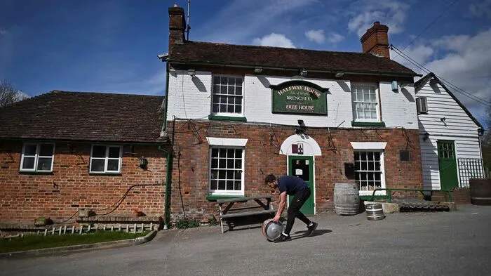 Seit heute dürfen in England Pubs ihre Biergärten und Restaurants ihre Außenbereiche wieder öffnen - das Gleiche gilt für Zoos, Fitnessstudios, Friseure und nicht-essenzielle Geschäfte.