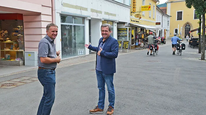 Gernot Schwimmer und Bürgermeister Peter Koch (r.) wurden auf der Suche nach einem neuen Standort in der Mittergasse fündig
