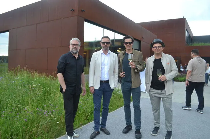 Dazu konnten die Geschäftsführer Andreas (Andy) Pirkheim (links) und Wolfgang (Wolf) Scheucher zahlreiche Gäste begrüßen. Darunter auch die beiden Werbeträger der neuen Kampagne, Ringana-Chef Andreas Wilfinger und Winzer Armin Tement.