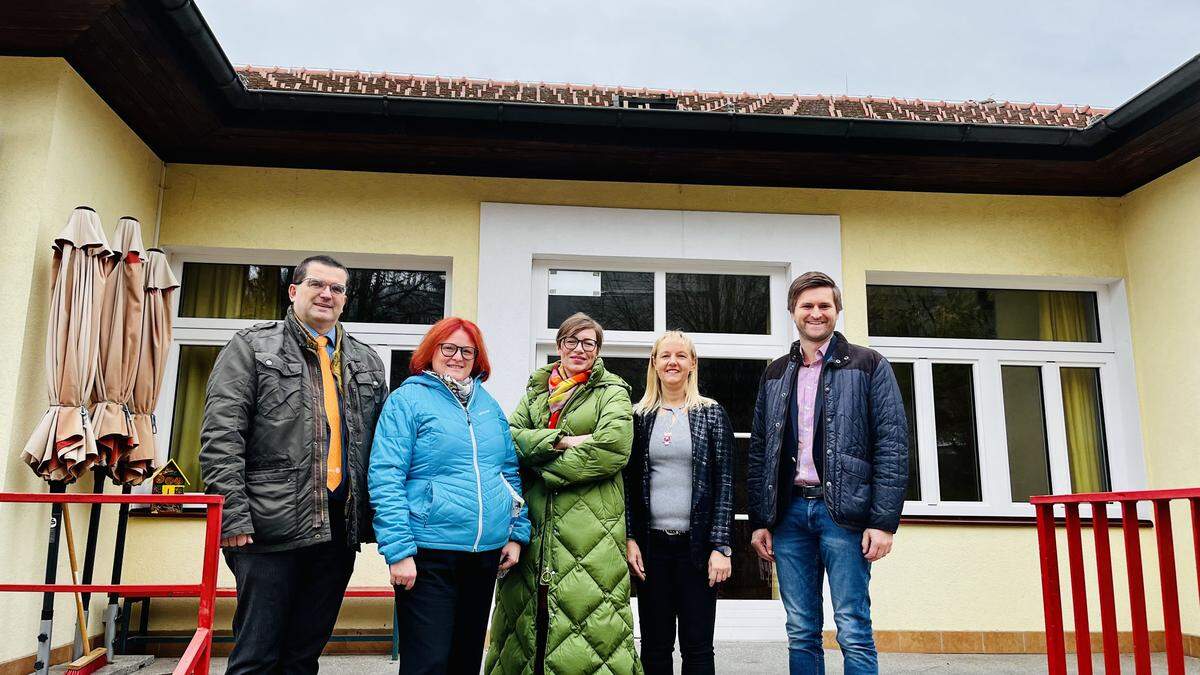 Von links: Direktor Arno Martetschläger (HTL Zeltweg), Eva Mühlbacher (Fachärztin für orthopädische Chirurgie), Bürgermeisterin Elke Florian, Tanja Skriner (Leitung Heilpädagogischer Kindergarten) und Jürgen Schiffer (Maschinenbau HTL Zeltweg)