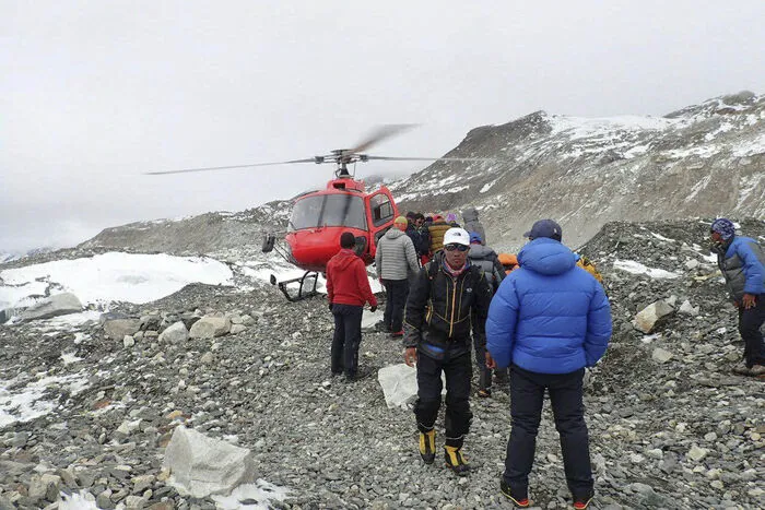 Zum Zeitpunkt des Lawinenunglücks hielten sich nach offiziellen Angaben etwa 1.000 Menschen, davon 400 Ausländer, am Mount Everest auf. Nach Angaben der Polizei in Lukla wurden 61 Verletzte ins Tal gebracht.