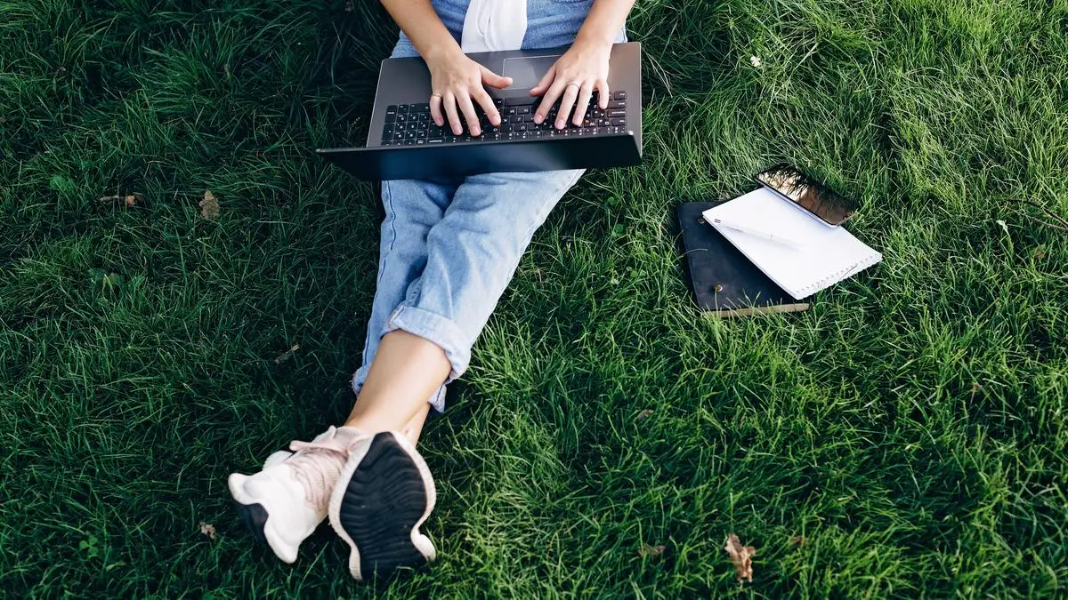 Debatte um die Bildungskarenz: Zwischen Entspannung im Grünen und Weiterbildung.