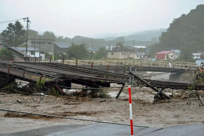 In der Stadt Kuji kam demnach zudem eine weitere alte Frau ums Leben. Der inzwischen abgezogene Taifun "Lionrock" war am Vorabend in der Region Tohoku im Nordosten auf Land getroffen.