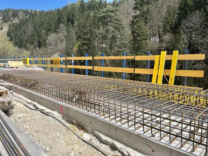 So sieht der 2,5 Meter breite Stützmauerkopf aus Stahlbeton aus