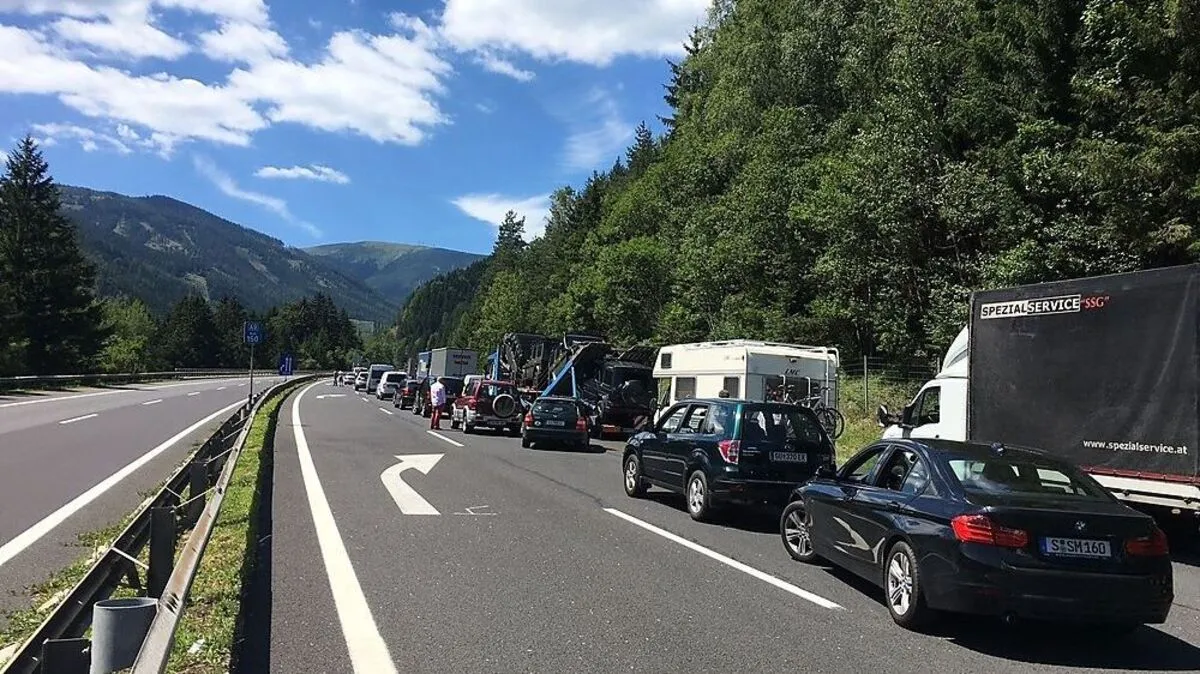 Massiver Stau vor dem Südportal des Gleinalmtunnels.