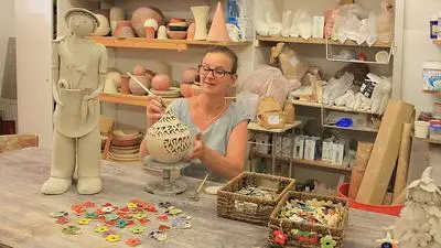 Frischengruber bei der Arbeit an einem Lichtobjekt