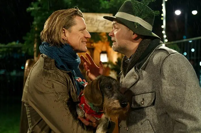 Gery Seidl mit Thomas Stipsits als Weihnachtsbaum-Verkäufer