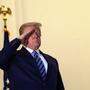 Donald Trump salutiert auf dem Balkon des Weißen Hauses - ohne Maske