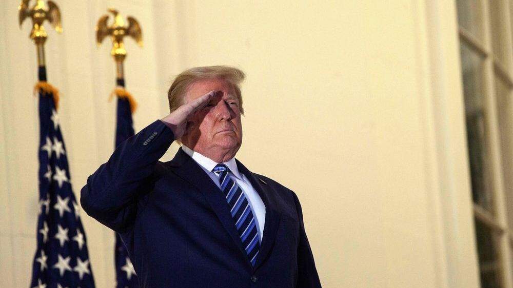 Donald Trump salutiert auf dem Balkon des Weißen Hauses - ohne Maske