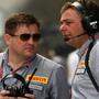  Motorsportdirektor Paul Hembery und Sportdirektor Mario Isola (Pirelli).  