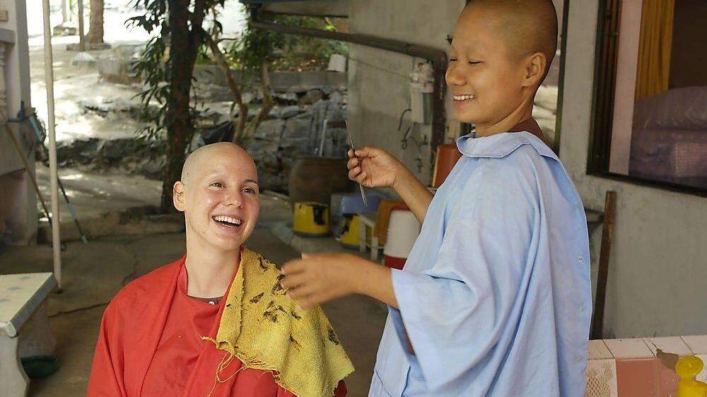 Carina Pichler wurden im buddhistischen Kloster die Haare abrasiert 