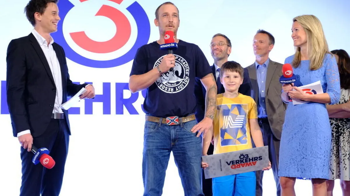 Steirer unter sich: Ö3-Moderator Philipp Hansa mit Preisträger Kevin Resch und Sohn