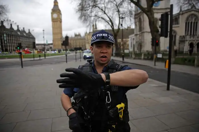 Die Polizei in der britischen Hauptstadt erklärte, sie behandle die Attacke bis auf weiteres als terroristischen Angriff.