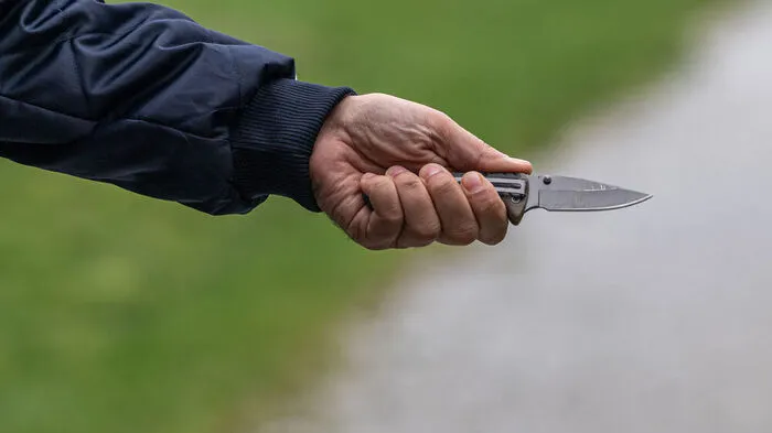 Ein 15-Jähriger wurde von vier Weizern mit Messern und einem Schlagring bedroht