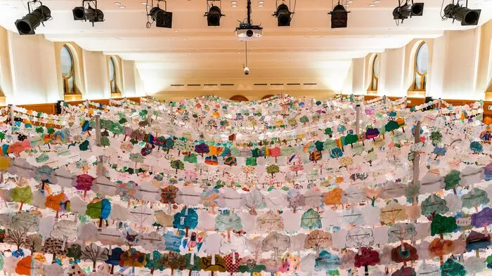 18.100 Bäume aus Papier wurden im Kulturhaus in Gratkorn aufgefädelt. Ziel: ein Eintrag ins Guiness-Buch der Rekorde.