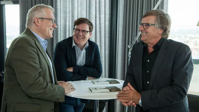 Beim 3. Winzerstammtisch der Kleinen Zeitung begeisterten Gerhard Wohlmuth jun. und sen. (hier mit dem Geschäftsführer der Kleinen Zeitung, Thomas Spann) rund 70 Gäste mit 12 ausgewählten Weinen.