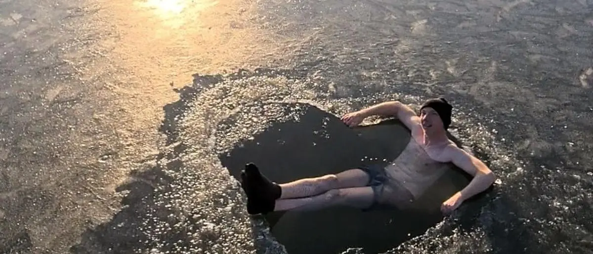 Eisschwimmer Martin Grabmayer hat anlässlich des Valentinstags ein herzförmiges Loch ins Eis des Stubenbergsees geschnitten