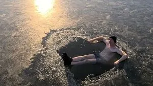 Eisbaden in der Oststeiermark: Martin Grabmayer taucht gerne im Stubenbergsee unter