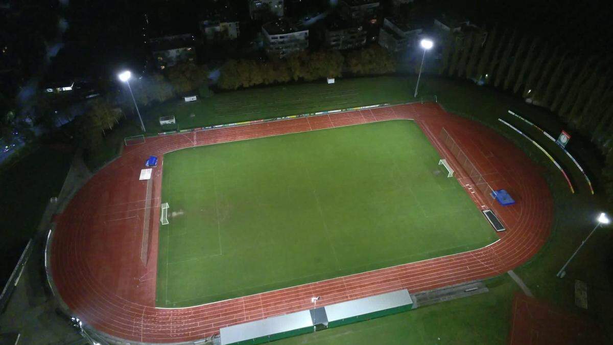 Die neue Flutlicht-Anlage im Dolomitenstadion ist einsatzbereit