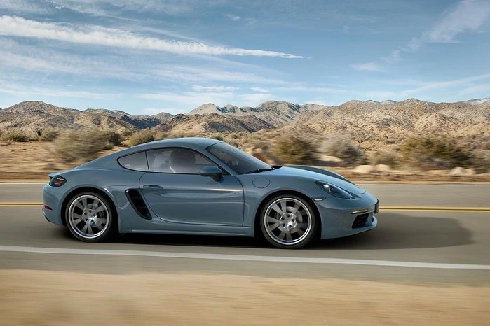 Im Mittelmotor-Coupé kommen jetzt also auch wie im Cabrio die neuen Vierzylinder-Boxermotoren mit Turboaufladung zum Einsatz. Erstmals verfügen Cayman und Boxster damit über die gleiche Motorleistung.