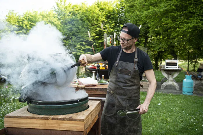 "Damit kann man langsam smoken genauso wie sehr heiß grillen."