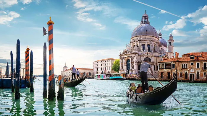 Venedig. Zuerst der Overtourism und die Kreuzfahrtschiffe, dann das verheerende Hochwasser Ende letzten Jahres, jetzt die Coronakrise: Die am stärksten von den Tourismuseinbußen betroffene Stadt Italiens ist Venedig. Die Lagunenstadt ist mit einem Verlust von 13,2 Millionen Übernachtungen konfrontiert.
