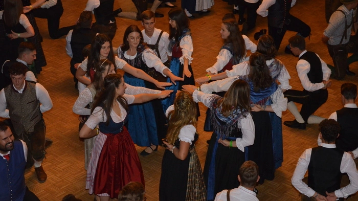 Im Kulturhaus Althofen ging der 28. Bezirks- Landjugendball über die Bühne. Bezirks-Obmann Philipp Mitschey und Obfrau Laura Zwischenberger 
 baten zum Tanz.
