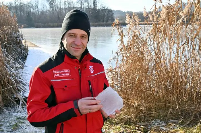 Hörzendorfersee Eislaufen Eislaufverein Wörthersee Jänner 2024, Eismeister Rene Riepan mit der Eisstärke