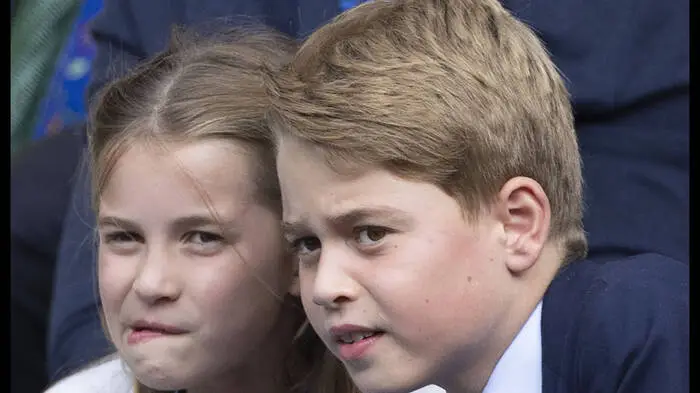 Es war ein Traumfinale in Wimbledon. Auf dem Center Court kämpfte Carlos Alcaraz gegen Novak Djokovic, das Endspiel war an Spannung nicht zu übertreffen. Prinzessin Charlotte (8) und Prinz George (9) ließen sich den Tennis-Höhepunkt nicht entgehen und fieberten mit.